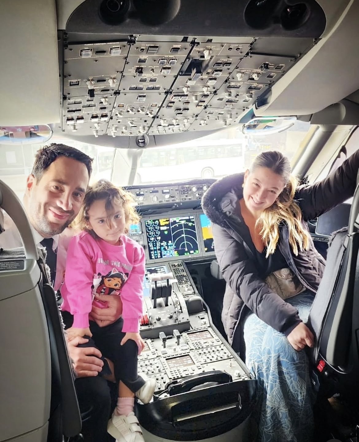 Adelaida y su hija en la cabina del avión junto a su esposo piloto