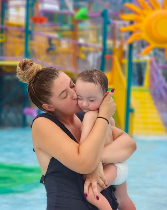 Adelaida abrazando a su bebé durante un viaje en familia
